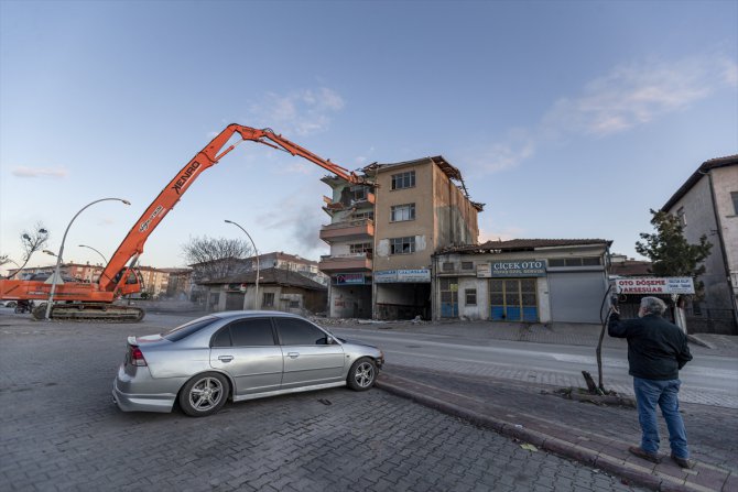 Malatya'da ağır hasarlı binaların yıkımı ve enkaz kaldırma çalışmaları sürdü