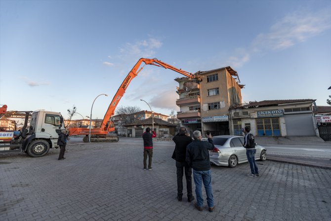Malatya'da ağır hasarlı binaların yıkımı ve enkaz kaldırma çalışmaları sürdü