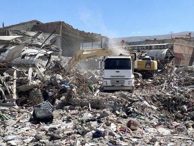 Malatya'da depremde hasar gören Bakırcılar Çarşısı'nın yıkımına devam edildi