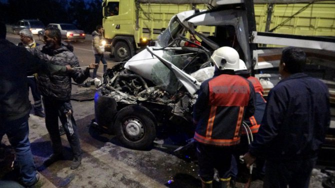 Mersin'de otomobil ile kamyonetin çarpıştığı kazada 1 kişi öldü, 3 kişi yaralandı