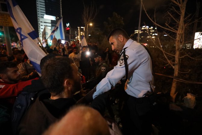 İsrailliler, Netanyahu’nun erteleme kararına rağmen “yargı reformu” protestolarına devam ediyor