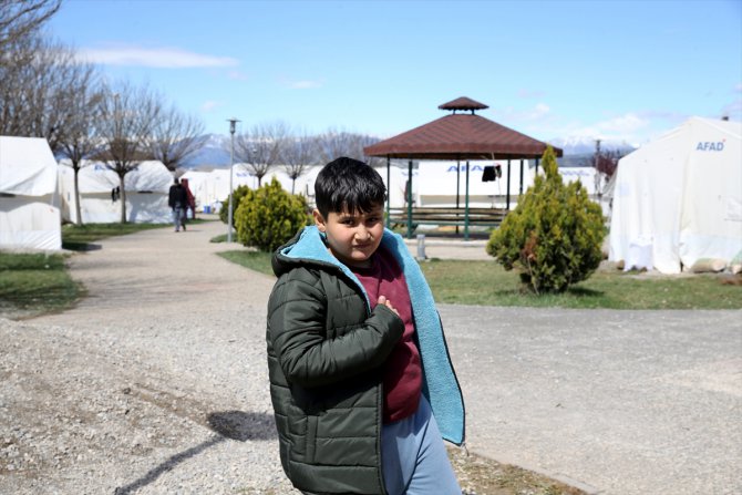 Otizmli Mehmet Ali, Kahramanmaraş'taki çadır kentte özel eğitiminden geri kalmıyor