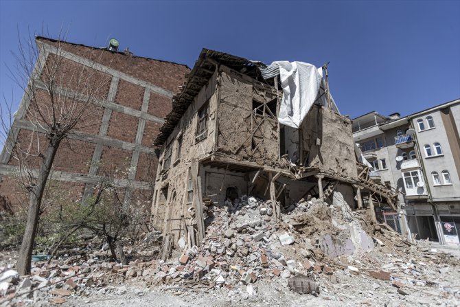 Depremlere dayanan 106 yıllık Malatya konağı, yanındaki binanın çökmesiyle zarar gördü