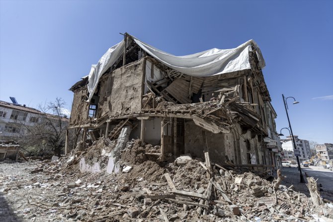 Depremlere dayanan 106 yıllık Malatya konağı, yanındaki binanın çökmesiyle zarar gördü