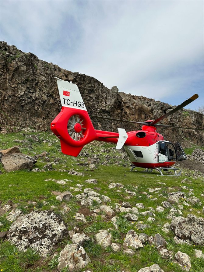 Diyarbakır'da helikopter ambulans kayalıklarda mahsur kalan vatandaş için havalandı