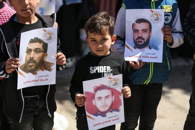 Gazzeli çocuklar İsrail hapishanelerinde tutuklu babalarını görme talebiyle gösteri düzenledi