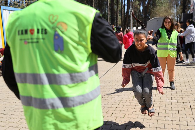 Gönüllü depremzede gençler, kendileriyle aynı kaderi paylaşan çocuklara moral oluyor