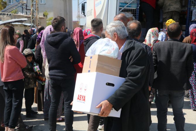 Kahramanmaraş'ta ASYA mobil sosyal market tırı yardımları en ücra köylere kadar ulaştırıyor