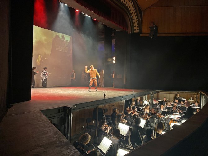 Mersin Devlet ve Opera Balesi "Damdaki Kemancı" müzikalinin prömiyerini yaptı