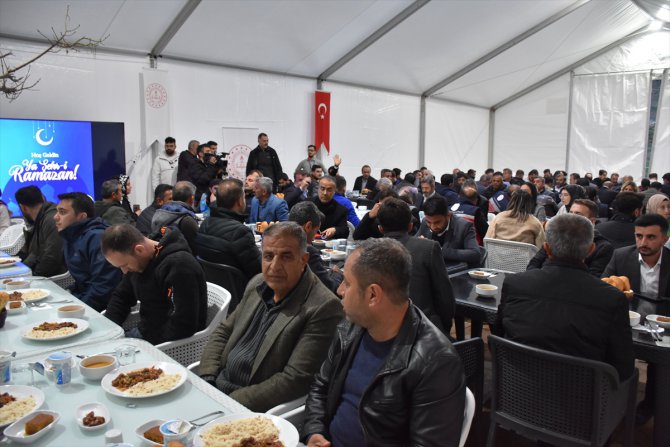 Milli Eğitim Bakanı Özer, Adıyaman'da depremzede öğretmenlerle iftar yaptı
