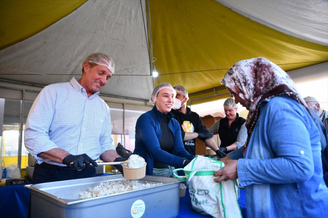 ABD'nin Ankara Büyükelçisi Flake iftara katıldı, depremzedelere yemek dağıttı: