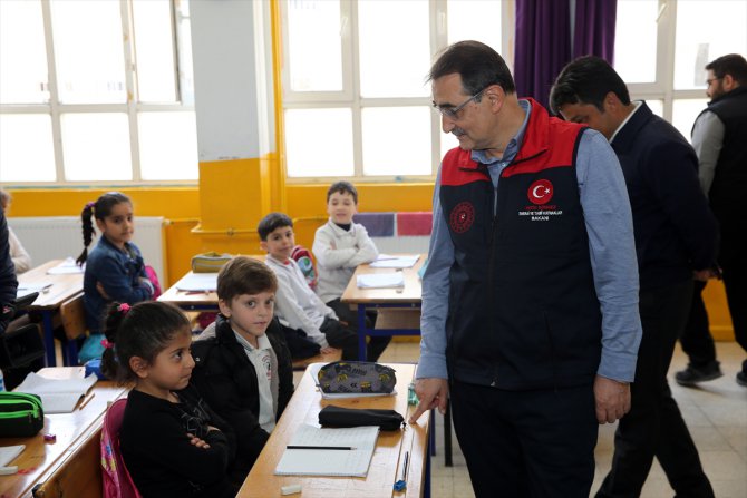Bakan Dönmez, yeniden ders başı yapılan İskenderun'da okul ziyaret etti:
