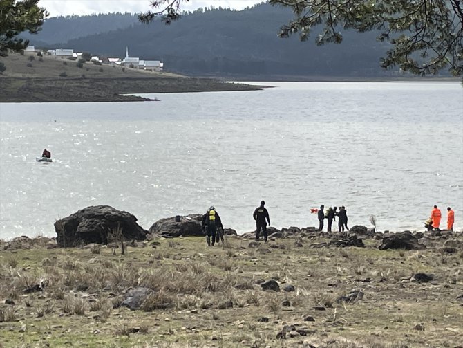 Bolu'da gölette teknenin alabora olması sonucu kaybolan kişiyi arama çalışmasına ara verildi