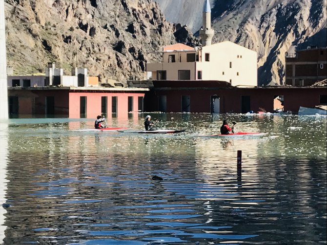 Büyük kısmı su altında kalan eski Yusufeli ilçe merkezinde kanocular antrenman yapıyor