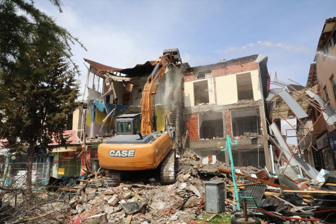 Depremde hasar gören Darende'deki işyerleri yıkılıyor