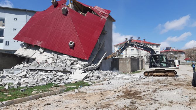 Depremden etkilenen Adana Tufanbeyli'de hasarlı binalar yıkılıyor