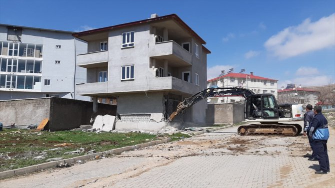Depremden etkilenen Adana Tufanbeyli'de hasarlı binalar yıkılıyor