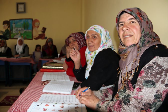 Iğdırlı kadınlar kurslarla hem Kur'an öğreniyor hem de okuryazar oluyor