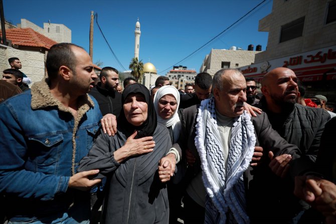 İsrail askerlerinin öldürdüğü 3 Filistinlinin cenazesi toprağa verildi