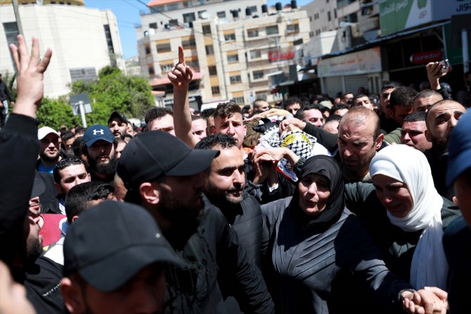 İsrail askerlerinin öldürdüğü 3 Filistinlinin cenazesi toprağa verildi