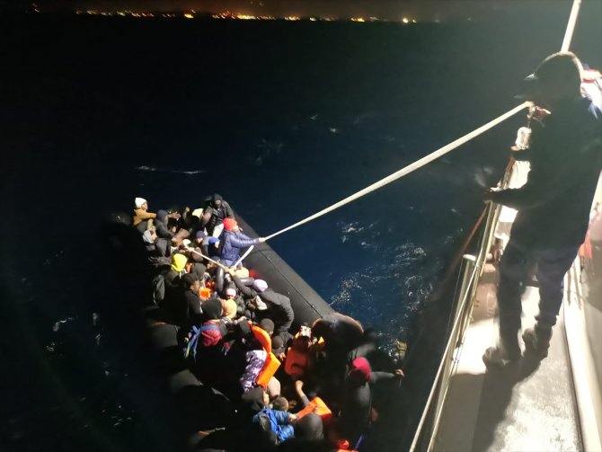 İzmir açıklarında 85 düzensiz göçmen kurtarıldı