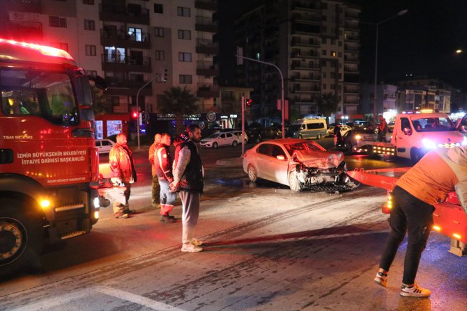 İzmir'de iki otomobilin çarpıştığı kazada 3 kişi yaralandı