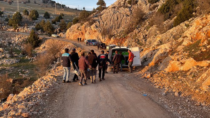 GÜNCELLEME - Karaman'da dağ yolunda takla atan cipteki 5 kişi öldü