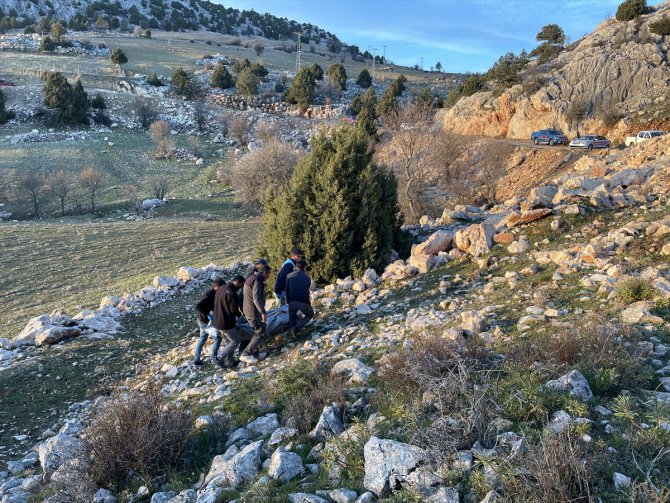 GÜNCELLEME - Karaman'da dağ yolunda takla atan cipteki 5 kişi öldü