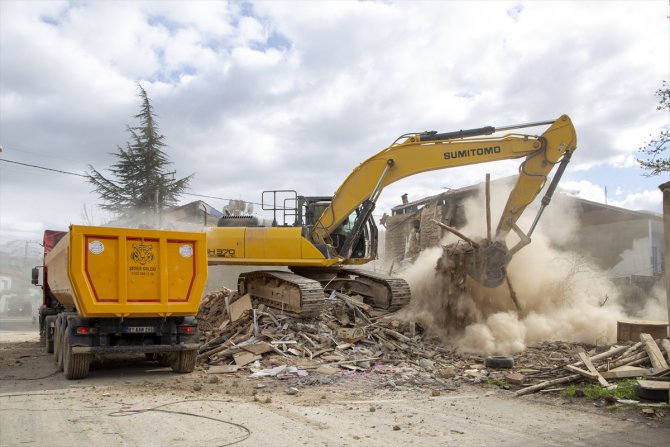 Malatya'da bina yıkım ve enkaz kaldırma çalışmaları devam ediyor