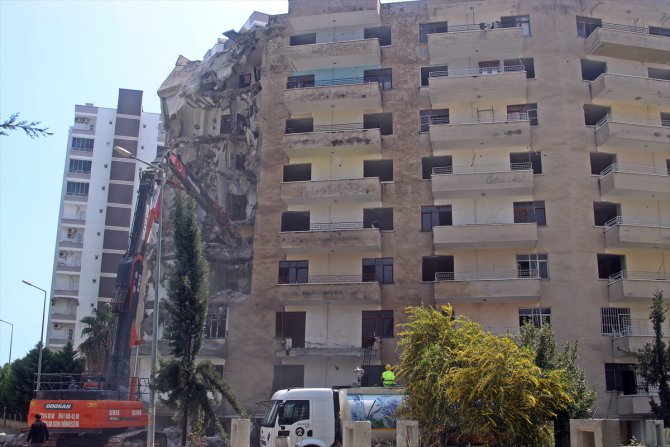 Mersin'de depremde hasar gören 8 katlı binanın yıkımına başlandı