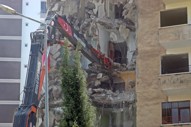 Mersin'de depremde hasar gören 8 katlı binanın yıkımına başlandı