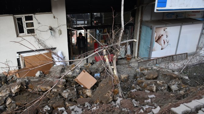 Sivas'ta bir apartmanın istinat duvarının çökmesi güvenlik kamerasında