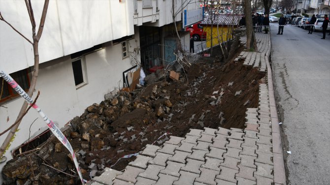 Sivas'ta bir apartmanın istinat duvarının çökmesi güvenlik kamerasında
