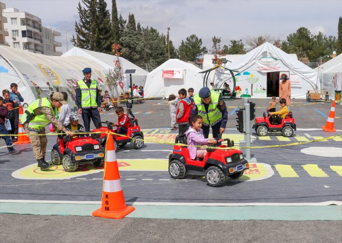 Adıyaman'da jandarma ekipleri depremzede çocuklara trafik eğitimi verdi