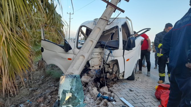 Antalya'da elektik direğine çarpan kamyonetteki 2 kişi yaralandı