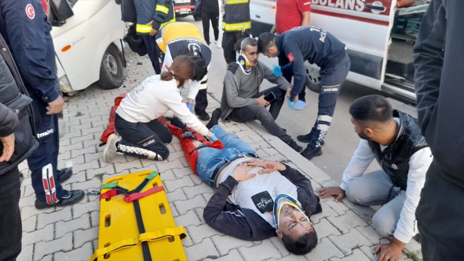 Antalya'da elektik direğine çarpan kamyonetteki 2 kişi yaralandı