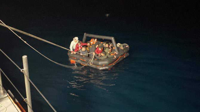 Balıkesir açıklarında 64 düzensiz göçmen karaya çıkarıldı