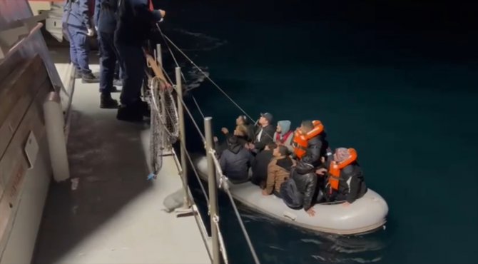 Balıkesir açıklarında 64 düzensiz göçmen karaya çıkarıldı