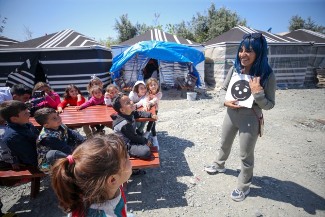 Bırakıp gidemediği çadır kentteki çocukların "mavi saçlı öğretmeni" oldu