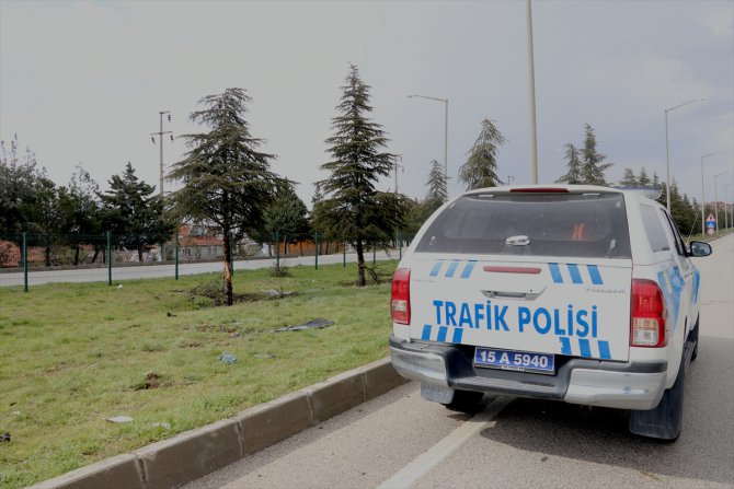 Burdur'da ağaca çarpan otomobildeki 1 kişi öldü, 3 kişi yaralandı