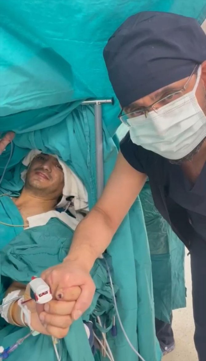 Bursa'da 38 yaşındaki hastaya "uyanık beyin tümörü ameliyatı" yapıldı