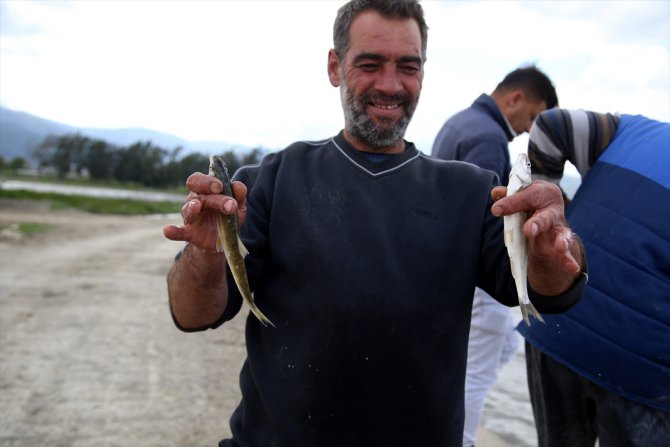 Deprem stresinden uzaklaşmak için tuttukları balıkları afetzedelerle paylaşıyorlar