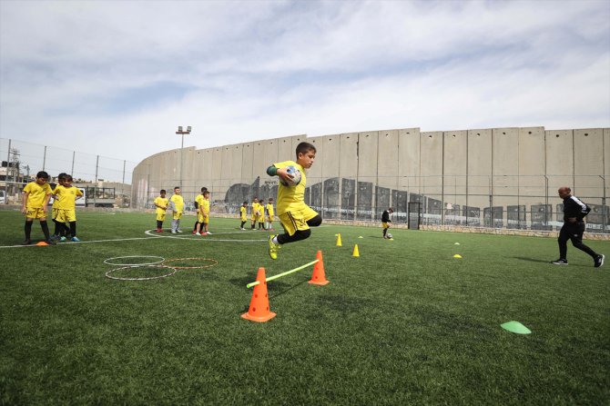 Filistinli futbolcular antrenmanlarını Ayrım Duvarı ve askeri kulelerin gölgesinde yapıyor
