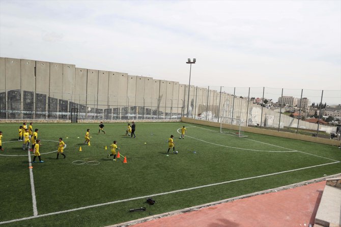 Filistinli futbolcular antrenmanlarını Ayrım Duvarı ve askeri kulelerin gölgesinde yapıyor