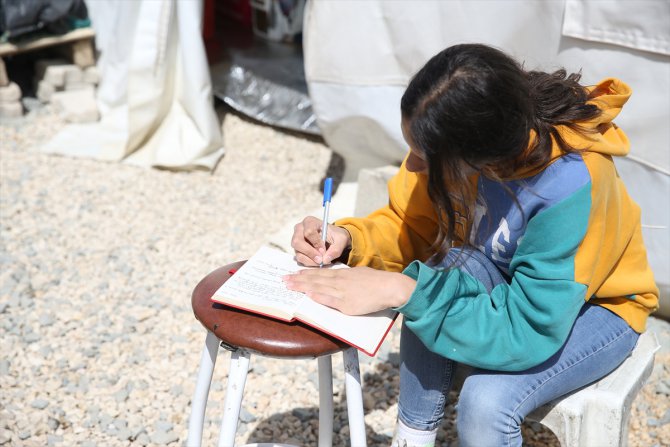 Hataylı 13 yaşındaki Vecihe depremin acısını günlüğüne işliyor