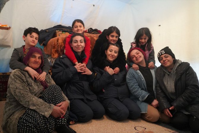 Jandarmanın kadın astsubayları Malatya'da depremzedelere destek oluyor