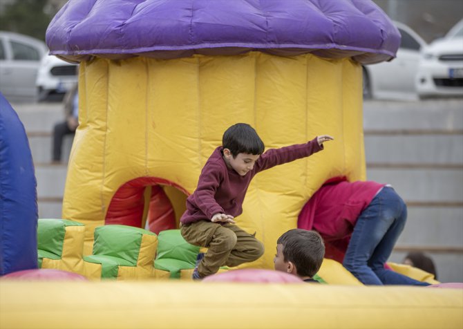 Malatya'da depremzede çocuklar, Halkbank'ın etkinlik tırında eğleniyor