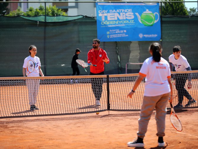 Mersin'deki depremzede çocuklar günlerini tenis kursunda geçiriyor