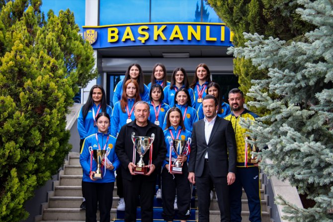 MKE Ankaragücü Kulübü Başkanı Faruk Koca, kadın güreşçileri kabul etti