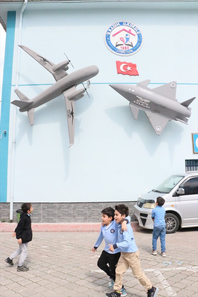 Samsun'da Bayraktar Kızılelma ve Akıncı'nın maketleri okul duvarında sergileniyor